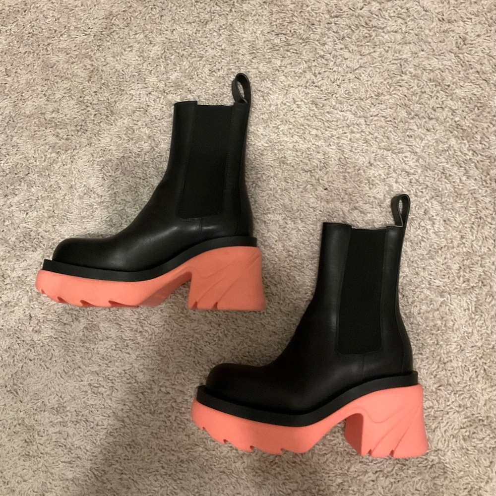 BOTTEGA VENETA FLASH CHELSEA BOOTS IN BLACK AND PINK (FLAMINGO). SIZE 37 1/2